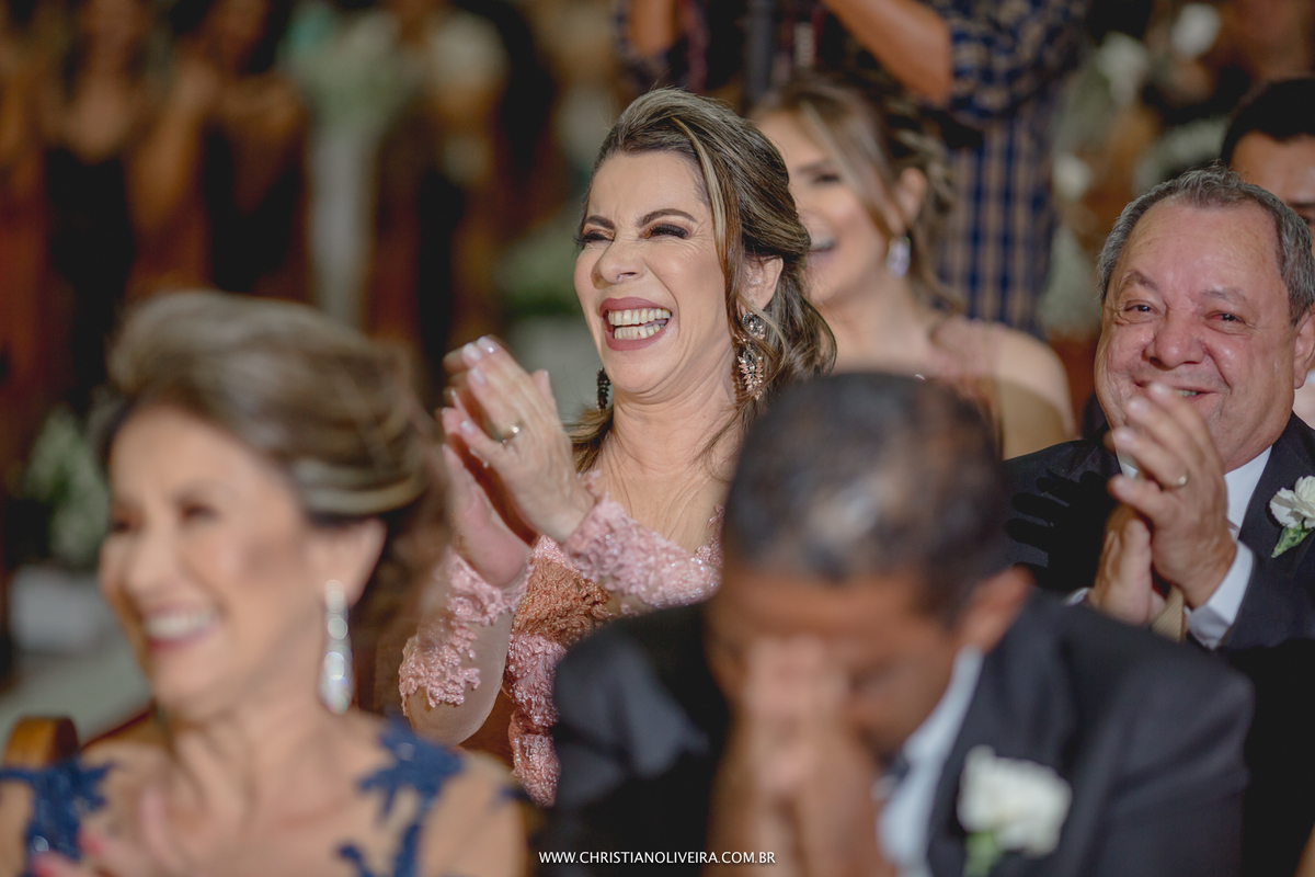 Casamento_Noiva_Poli-Odilon_Igreja-Matriz-Santo-Antônio-Curvelo-MG_Bride_Vestido_Tete-Rezende_Noivas_Rosalia-Antero_Grupo-Chuva-de-Arroz_Christian-Oliveira-Fotografia_Esther-Santos-Albuns_Interior