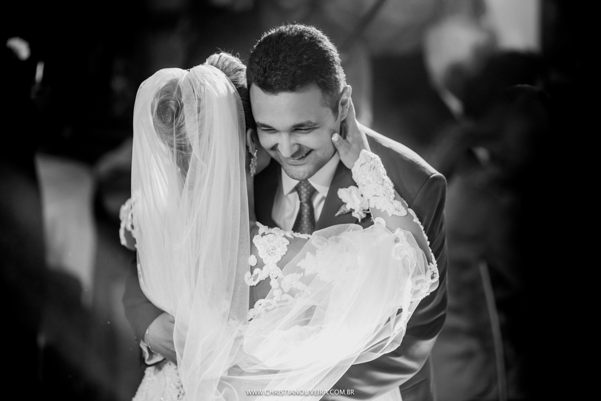 Casamento_Noiva_Poli-Odilon_Igreja-Matriz-Santo-Antônio-Curvelo-MG_Bride_Vestido_Tete-Rezende_Noivas_Rosalia-Antero_Grupo-Chuva-de-Arroz_Christian-Oliveira-Fotografia_Esther-Santos-Albuns_Interior
