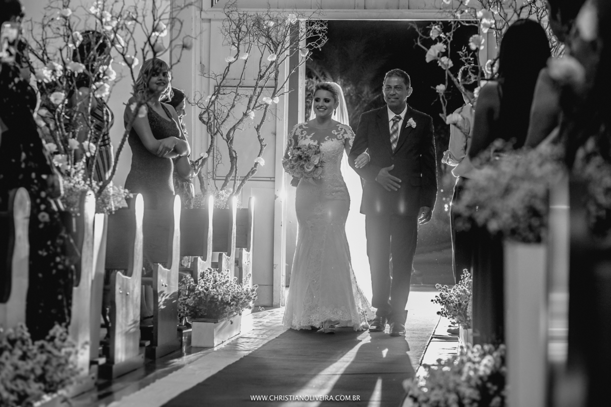 Casamento_Noiva_Poli-Odilon_Igreja-Matriz-Santo-Antônio-Curvelo-MG_Bride_Vestido_Tete-Rezende_Noivas_Rosalia-Antero_Grupo-Chuva-de-Arroz_Christian-Oliveira-Fotografia_Esther-Santos-Albuns_Interior