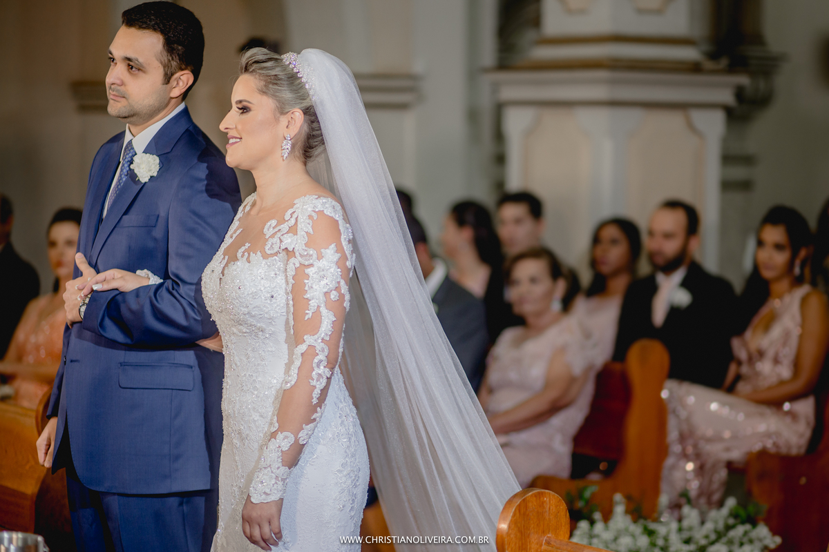 Casamento_Noiva_Poli-Odilon_Igreja-Matriz-Santo-Antônio-Curvelo-MG_Bride_Vestido_Tete-Rezende_Noivas_Rosalia-Antero_Grupo-Chuva-de-Arroz_Christian-Oliveira-Fotografia_Esther-Santos-Albuns_Interior