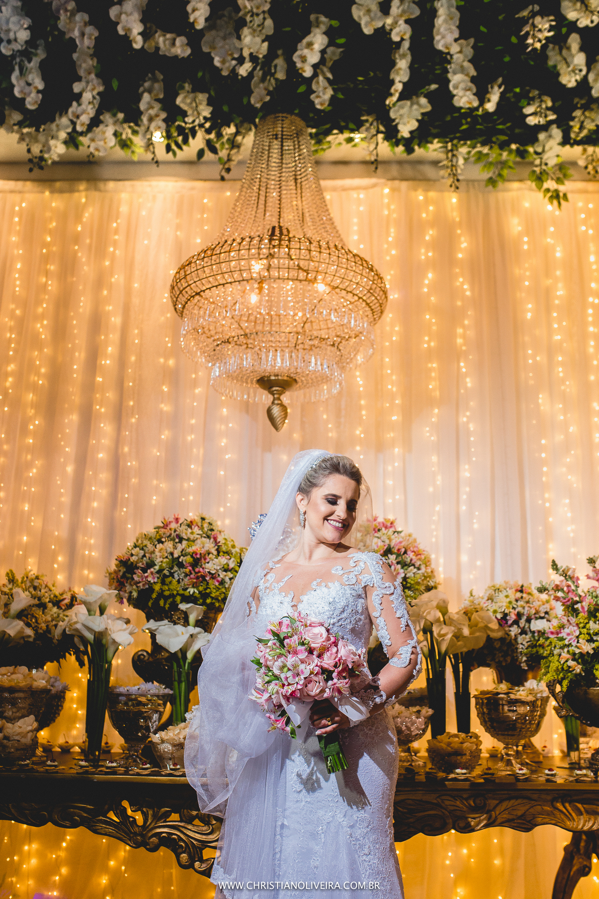 Casamento_Noiva_Poli-Odilon_Igreja-Matriz-Santo-Antônio-Curvelo-MG_Bride_Vestido_Tete-Rezende_Noivas_Rosalia-Antero_Grupo-Chuva-de-Arroz_Christian-Oliveira-Fotografia_Esther-Santos-Albuns_Interior_Espaço Montana