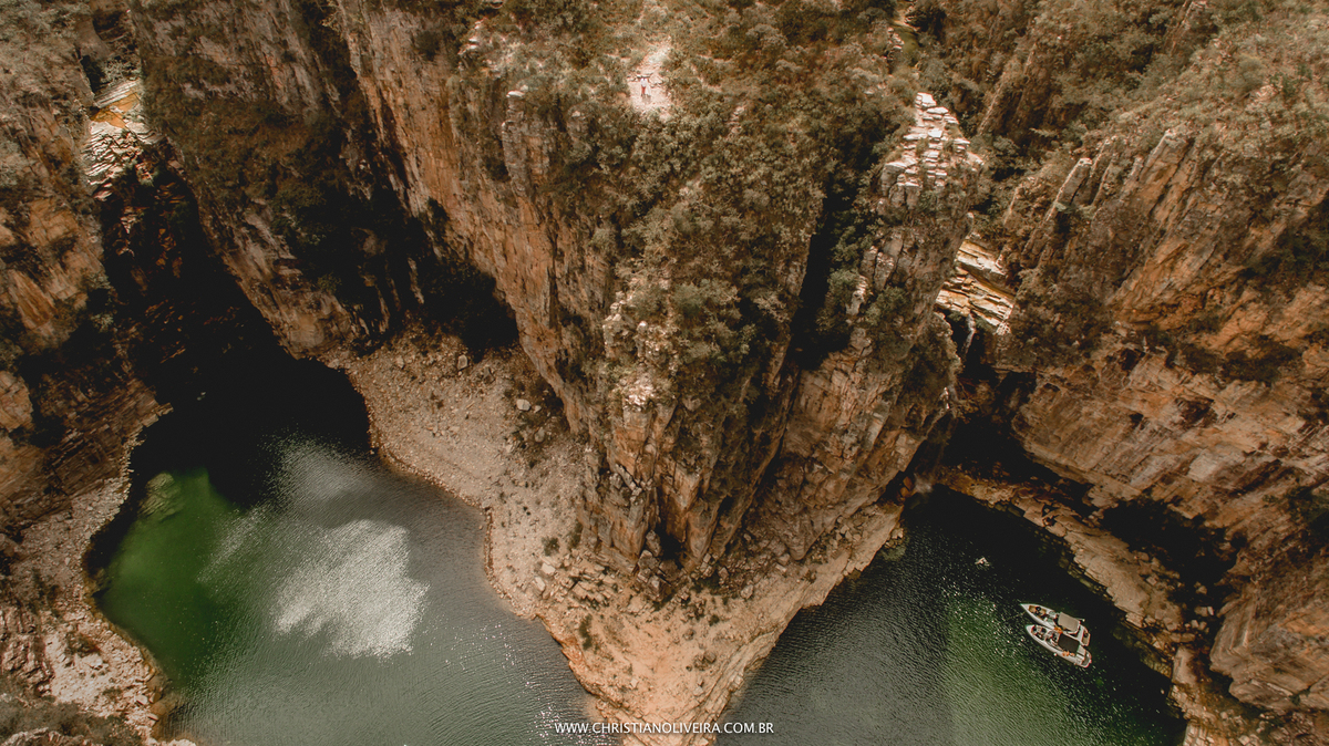 Pré Casamento Soleane e Cadmo_Escarpas do Lago_Capitólio-MG_Noiva_Christian Oliveira Fotografia_Noivos_Grupo Chuva de Arroz_Lancha_Drone