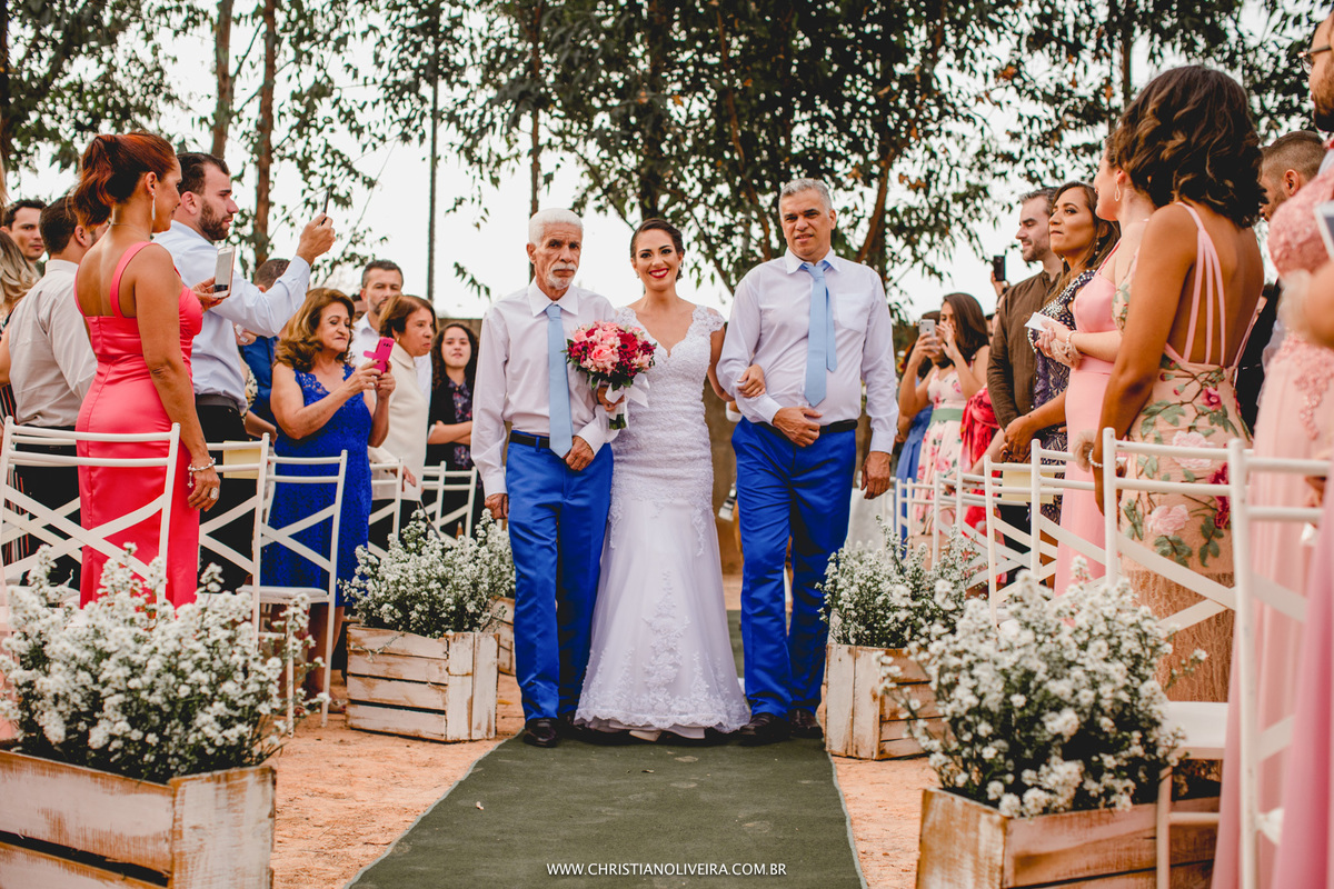 Casamento_Deborah e Lucas_Casando no Interior_noiva_Wedding_Grupo Chuva de Arroz_Fotografia Christian Oliveira_Fotos de Casamento Diferente_Fotos com Sentimento_Fotografia com Poesia_Casando no Interior_Inimutaba_MG