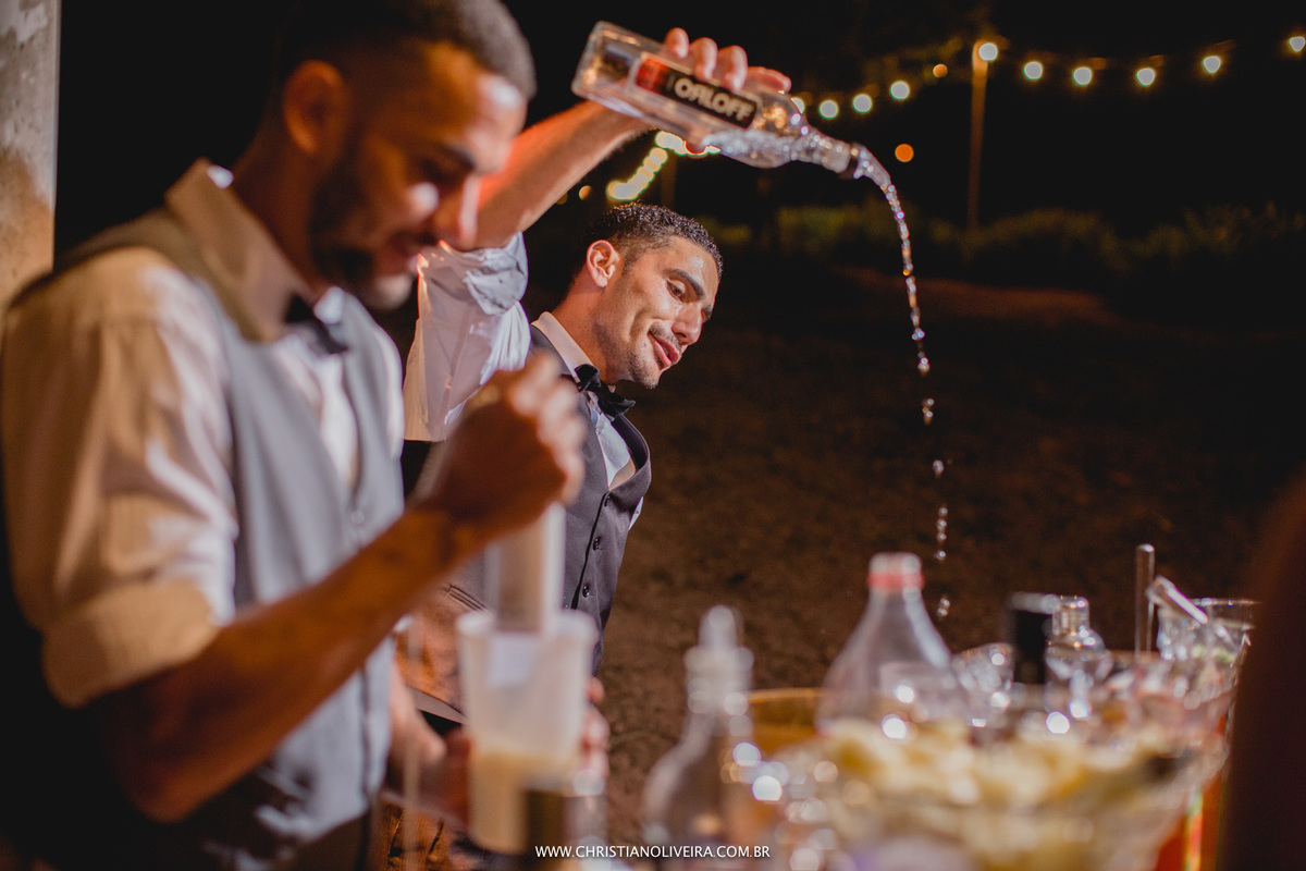 Casamento_Deborah e Lucas_Casando no Interior_noiva_Wedding_Grupo Chuva de Arroz_Fotografia Christian Oliveira_Fotos de Casamento Diferente_Fotos com Sentimento_Fotografia com Poesia_Casando no Interior_Inimutaba_MG_Barman_Petit Sabor