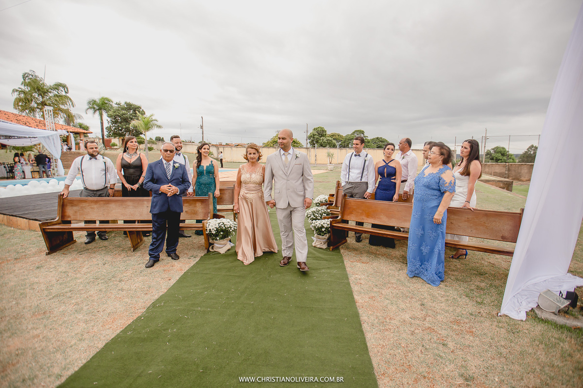 Casamento Civil_Marcelle e Gerson_Noivos_Grupo_Chuva de Arroz_Curvelo_MG_Wedding_Bride_Noiva_Vestido_Tete_Rezende_Unique_Casando_Interior_Dia_Ar_Livre
