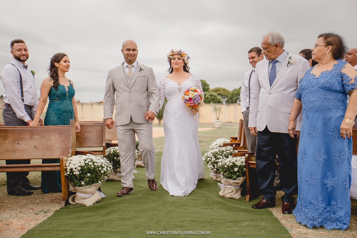 Casamento Civil_Marcelle e Gerson_Noivos_Grupo_Chuva de Arroz_Curvelo_MG_Wedding_Bride_Noiva_Vestido_Tete_Rezende_Unique_Casando_Interior_Dia_Ar_Livre