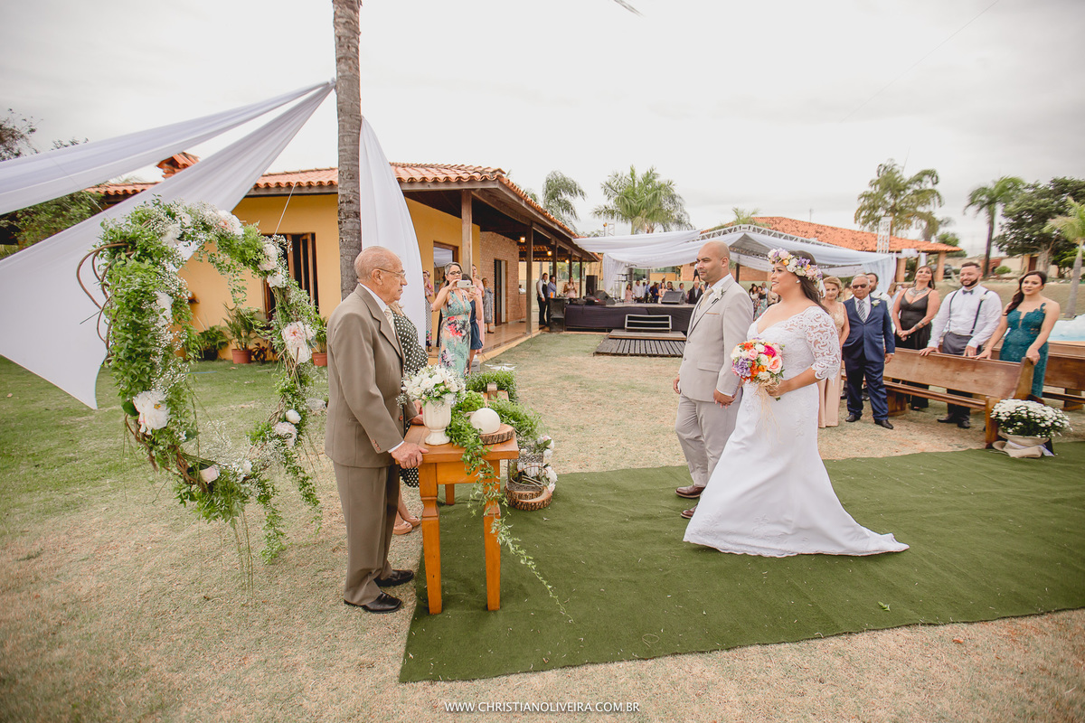 Casamento Civil_Marcelle e Gerson_Noivos_Grupo_Chuva de Arroz_Curvelo_MG_Wedding_Bride_Noiva_Vestido_Tete_Rezende_Unique_Casando_Interior_Dia_Ar_Livre