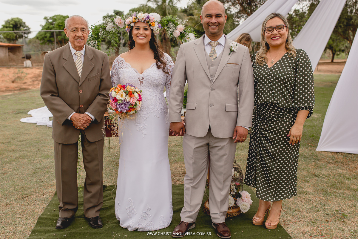 Casamento Civil_Marcelle e Gerson_Noivos_Grupo_Chuva de Arroz_Curvelo_MG_Wedding_Bride_Noiva_Vestido_Tete_Rezende_Unique_Casando_Interior_Dia_Ar_Livre