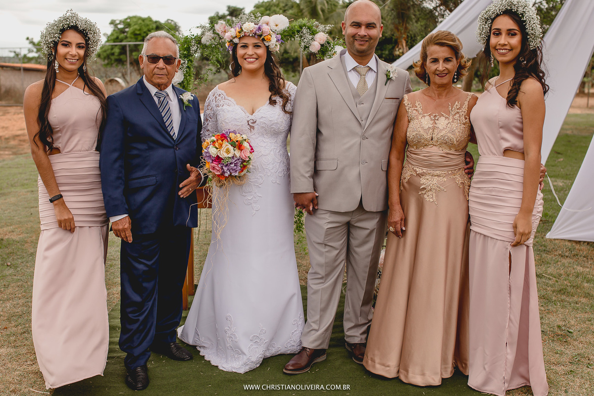 Casamento Civil_Marcelle e Gerson_Noivos_Grupo_Chuva de Arroz_Curvelo_MG_Wedding_Bride_Noiva_Vestido_Tete_Rezende_Unique_Casando_Interior_Dia_Ar_Livre