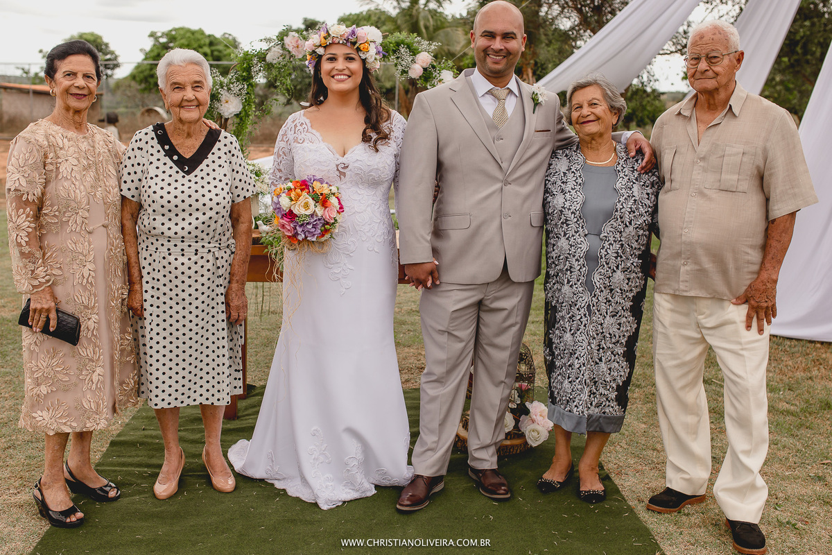 Casamento Civil_Marcelle e Gerson_Noivos_Grupo_Chuva de Arroz_Curvelo_MG_Wedding_Bride_Noiva_Vestido_Tete_Rezende_Unique_Casando_Interior_Dia_Ar_Livre