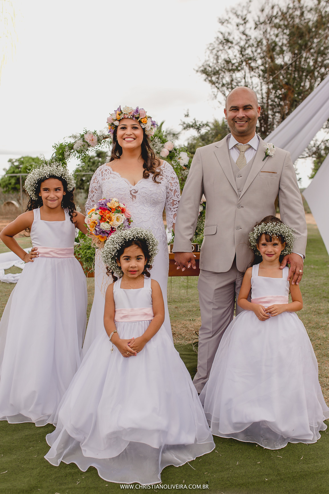 Casamento Civil_Marcelle e Gerson_Noivos_Grupo_Chuva de Arroz_Curvelo_MG_Wedding_Bride_Noiva_Vestido_Tete_Rezende_Unique_Casando_Interior_Dia_Ar_Livre