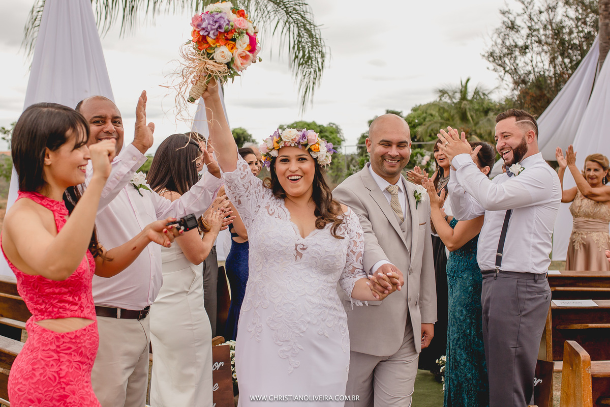 Casamento Civil_Marcelle e Gerson_Noivos_Grupo_Chuva de Arroz_Curvelo_MG_Wedding_Bride_Noiva_Vestido_Tete_Rezende_Unique_Casando_Interior_Dia_Ar_Livre