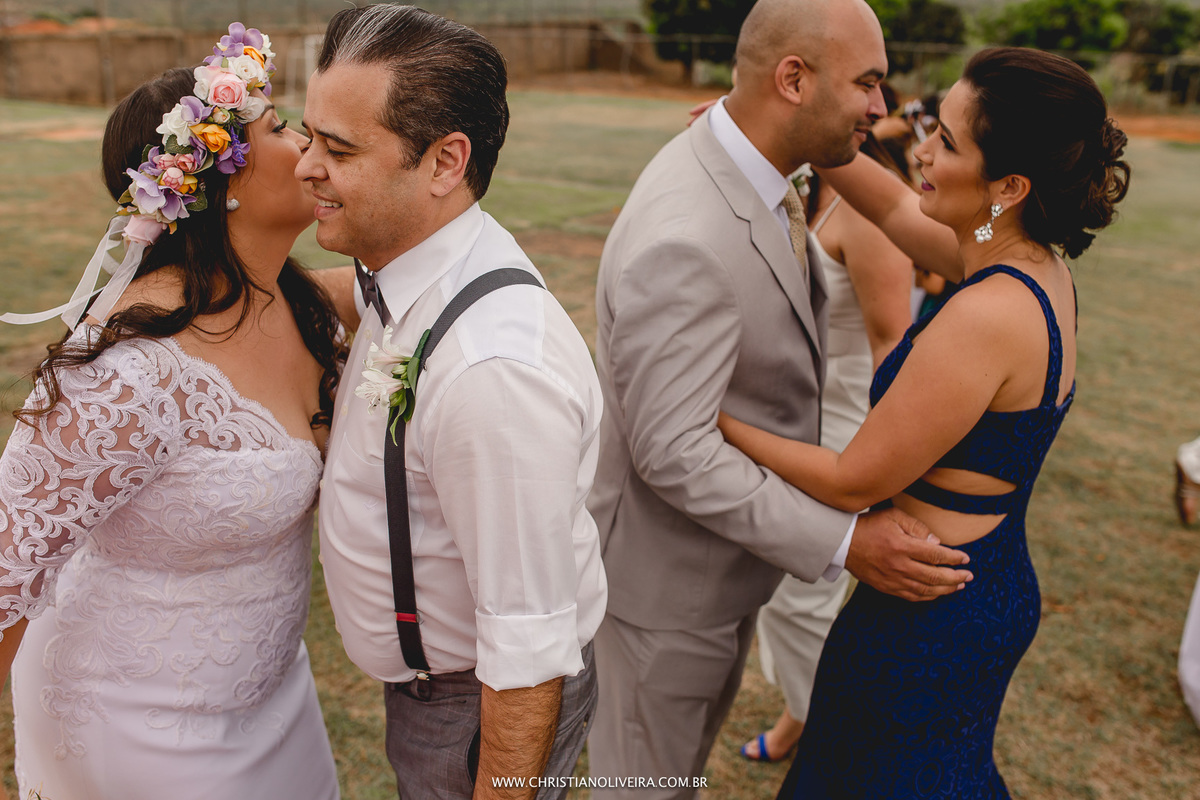 Casamento Civil_Marcelle e Gerson_Noivos_Grupo_Chuva de Arroz_Curvelo_MG_Wedding_Bride_Noiva_Vestido_Tete_Rezende_Unique_Casando_Interior_Dia_Ar_Livre