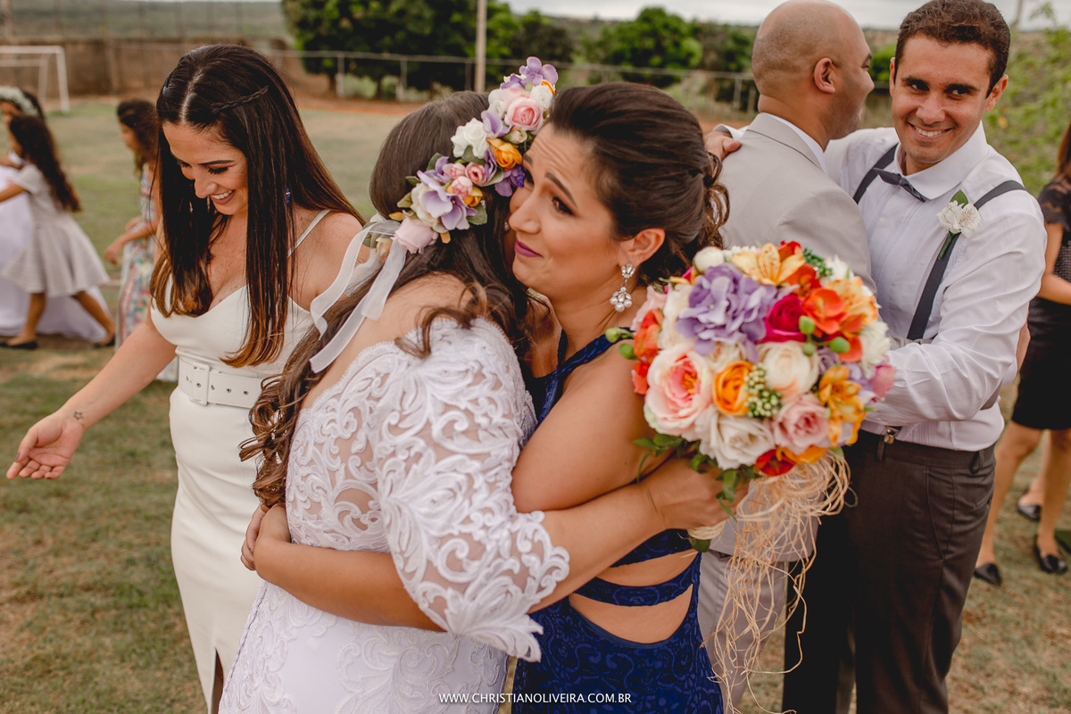 Casamento Civil_Marcelle e Gerson_Noivos_Grupo_Chuva de Arroz_Curvelo_MG_Wedding_Bride_Noiva_Vestido_Tete_Rezende_Unique_Casando_Interior_Dia_Ar_Livre