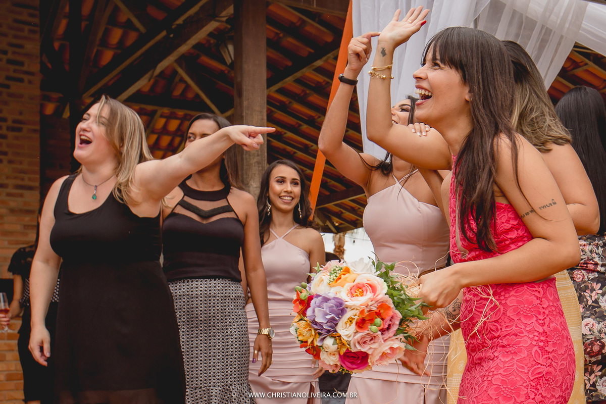 Casamento Civil_Marcelle e Gerson_Noivos_Grupo_Chuva de Arroz_Curvelo_MG_Wedding_Bride_Noiva_Vestido_Tete_Rezende_Unique_Casando_Interior_Dia_Ar_Livre