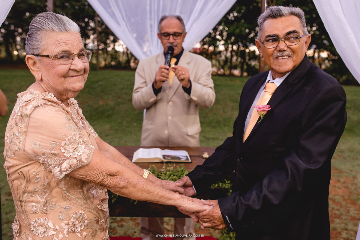 Renovação Votos_Casamento_Noivos_Grupo_Chuva de Arroz_Maria do Carmo_Luiz Cassimiro_Bodas de Ouro_50 anos_Fotografia_Christian Oliveira_Wedding_Dia_Fazenda_Curvelo_MG