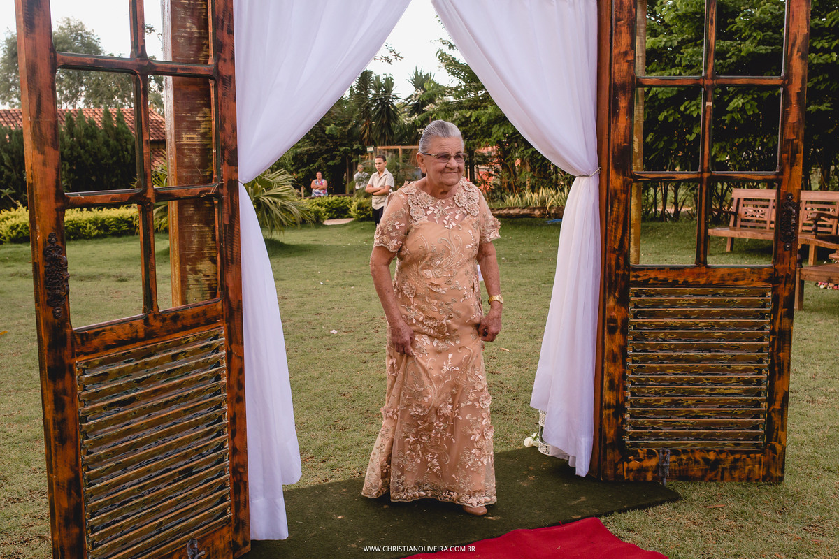 Renovação Votos_Casamento_Noivos_Grupo_Chuva de Arroz_Maria do Carmo_Luiz Cassimiro_Bodas de Ouro_50 anos_Fotografia_Christian Oliveira_Wedding_Dia_Fazenda_Curvelo_MG