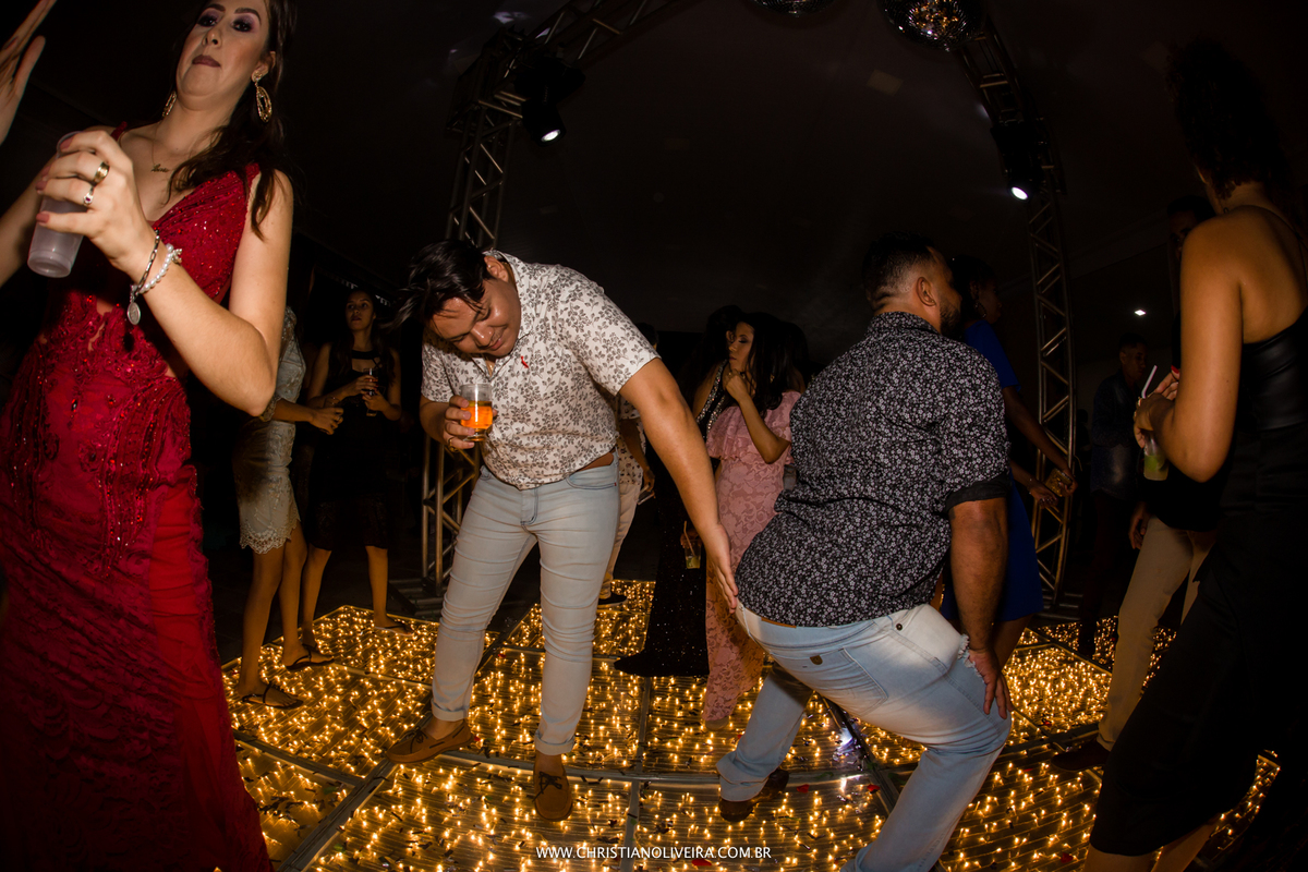 Casamento_Três Marias_MG_Noivos_Grupo_Chuva de Arroz_Vestido_Noiva_Buque_Bride_Fotografo_Christian Oliveira_Casando no Interior_Pousada_Recanto das Palmeiras_3M_Esther Santos_Dia da Noiva_Cerimonial_Assessoria_Decoração_Buffet