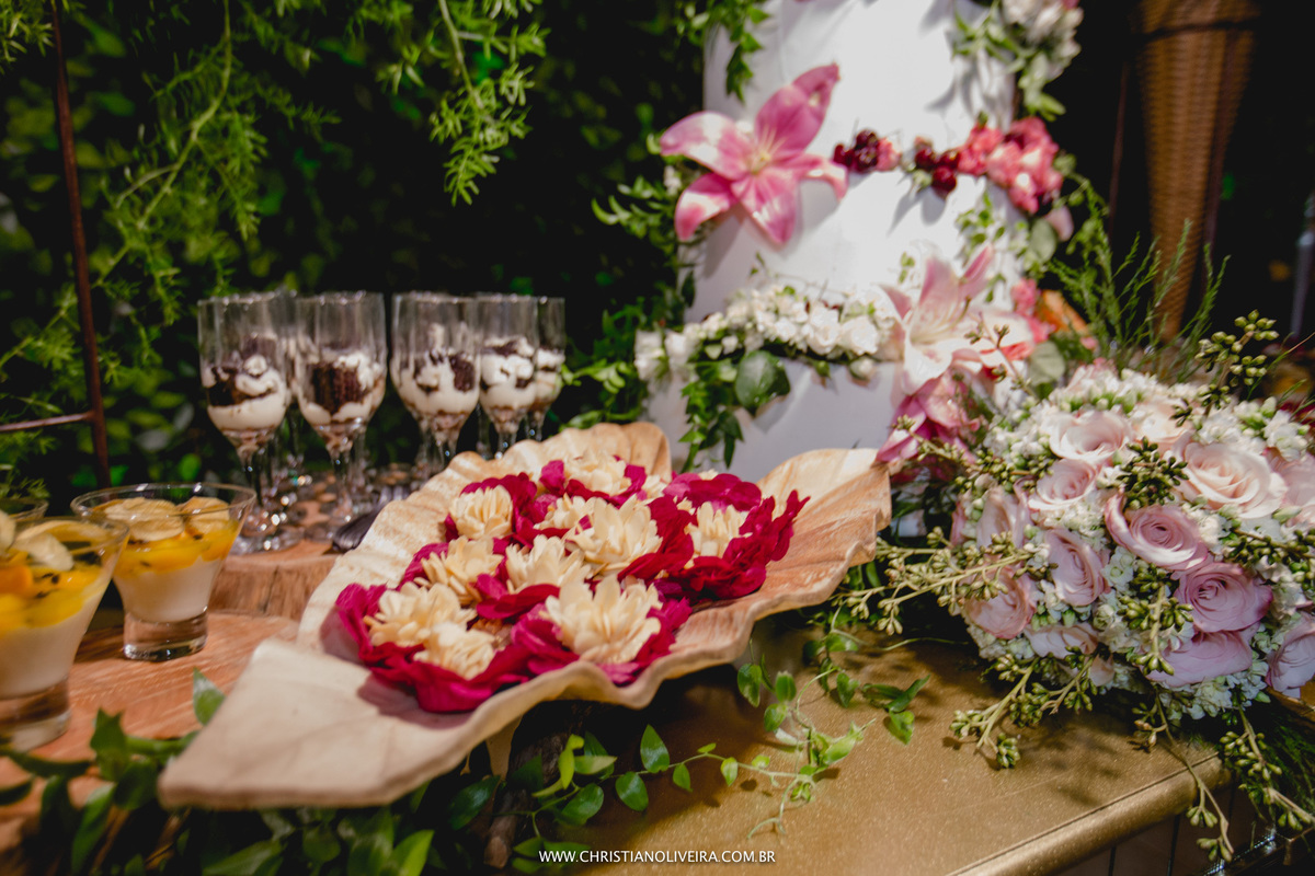 Casamento Civil_Efeito Religioso_Noivos_Paulla e Rafael_Noiva_Grupo-Chuva-de-Arroz_Fotografia_Esther Santos-e-Christian-Oliveira_Recanto Lajeado_Celebrante_Curvelo_Interior_MG_Doces de Casamento_Decoração_Mesa de Bolo_Boho Chic
