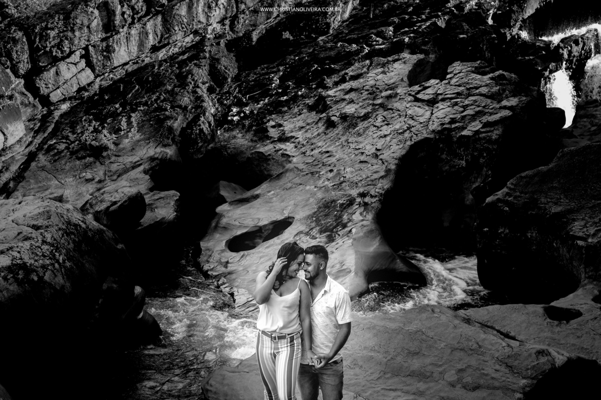 Pré Casamento_Rafaela e Danilo_book_Noivos_Fotografo de Casamento_Christian Oliveira_Vila do Biribiri_Fotografia_Diamantina_Agência Grupo Chuva de Arroz_Cachoeira