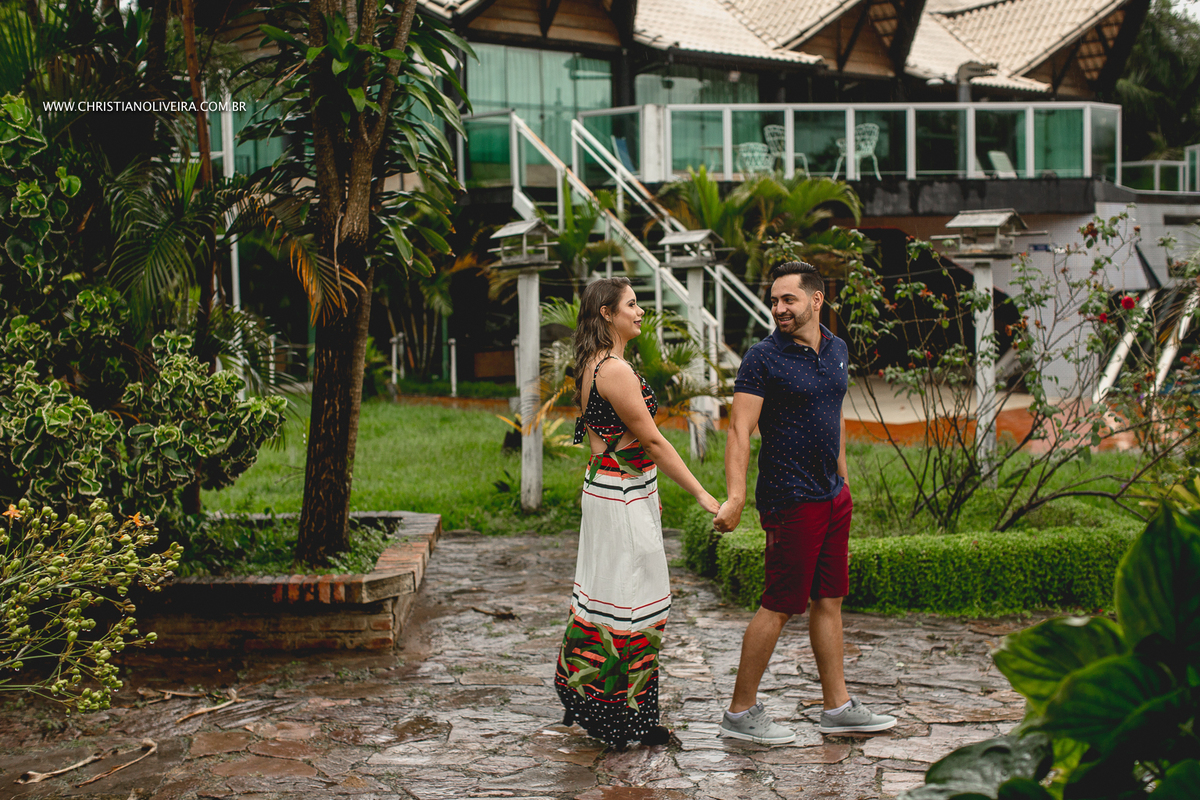 Ágatha e Felipe _ Fotógrafo _ Pré - Casamento - Wedding - Sete Lagoas - JB Lake Resort - Christian Oliveira - Agência Grupo Chuva de Arroz - Sessão de Fotos na Chuva - Pre Casamento na Chuva - Chovendo - Noivos 