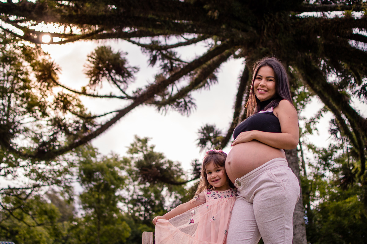 filha mais velha ao lado de sua mãe 