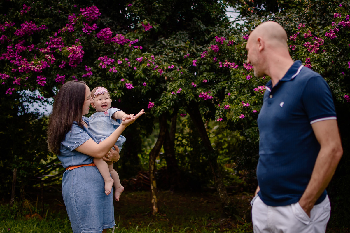 papai e mamae brincando com sua filha 
