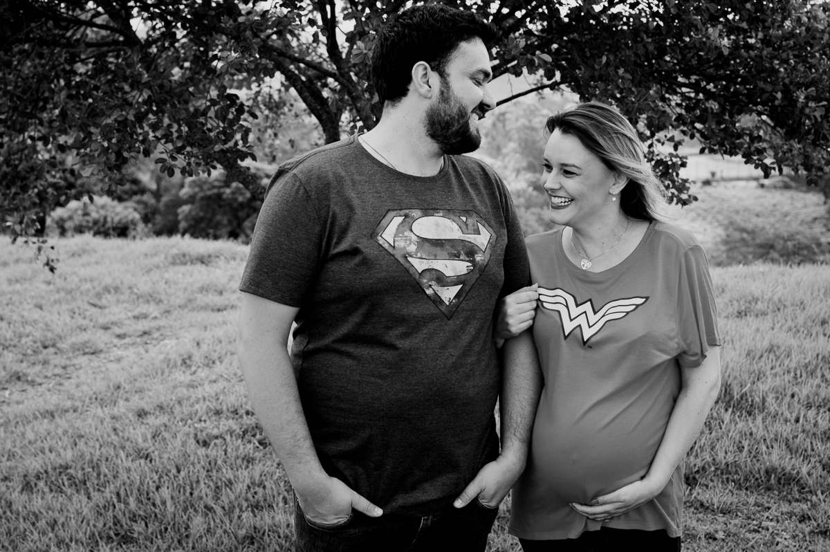 ensaio de gestante com camisa de super herois 