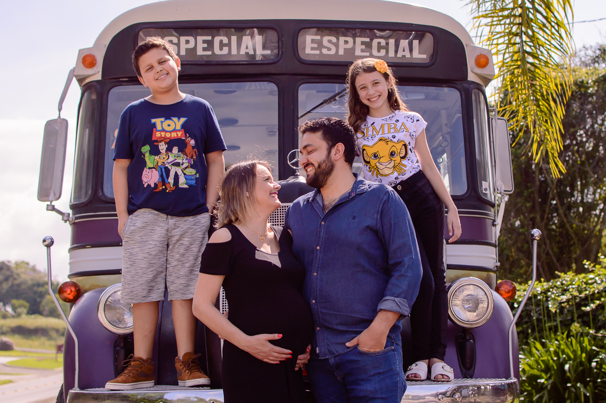 ensaio de gestante com a familia toda reunida 