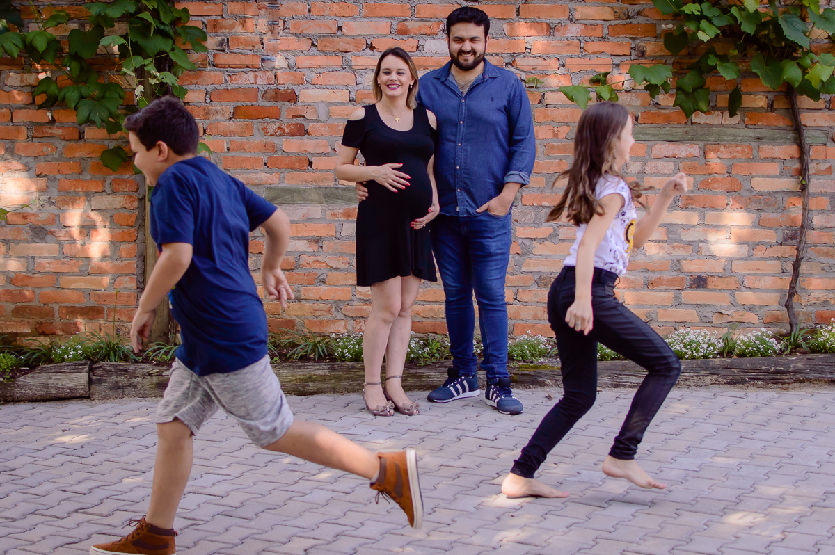 gestante com os filhos 