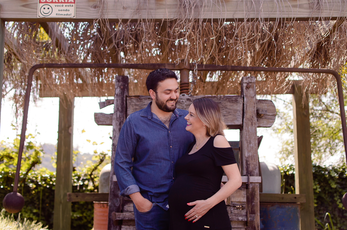 Gestante feliz em companhia do seu marido 