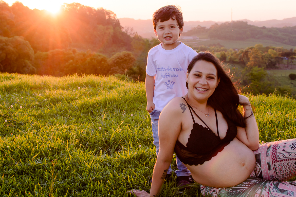 mamae e irmao em foto de final de dia 