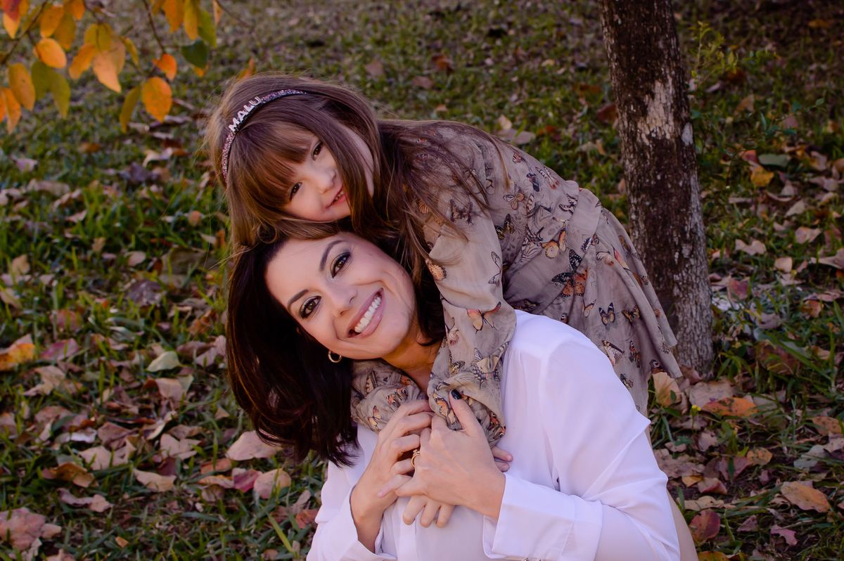 mae e filha em momento feliz