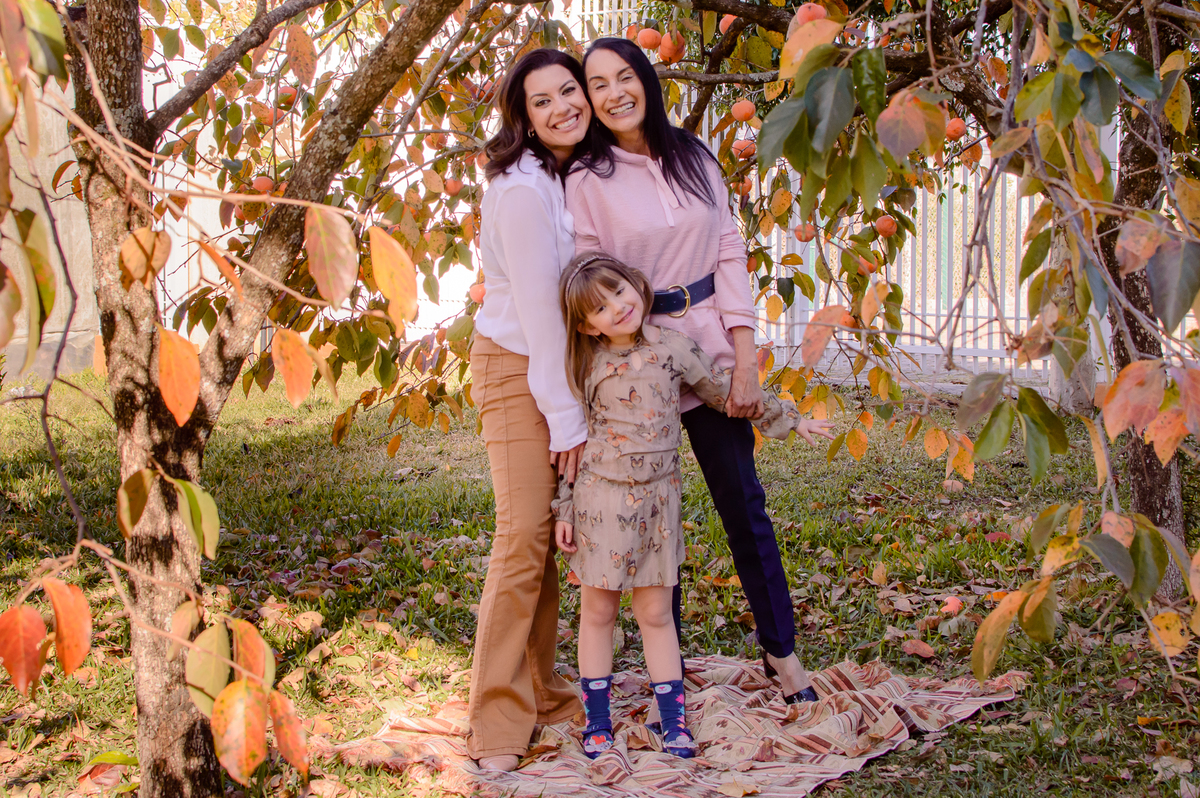 mãe, filha e avó em uma foto