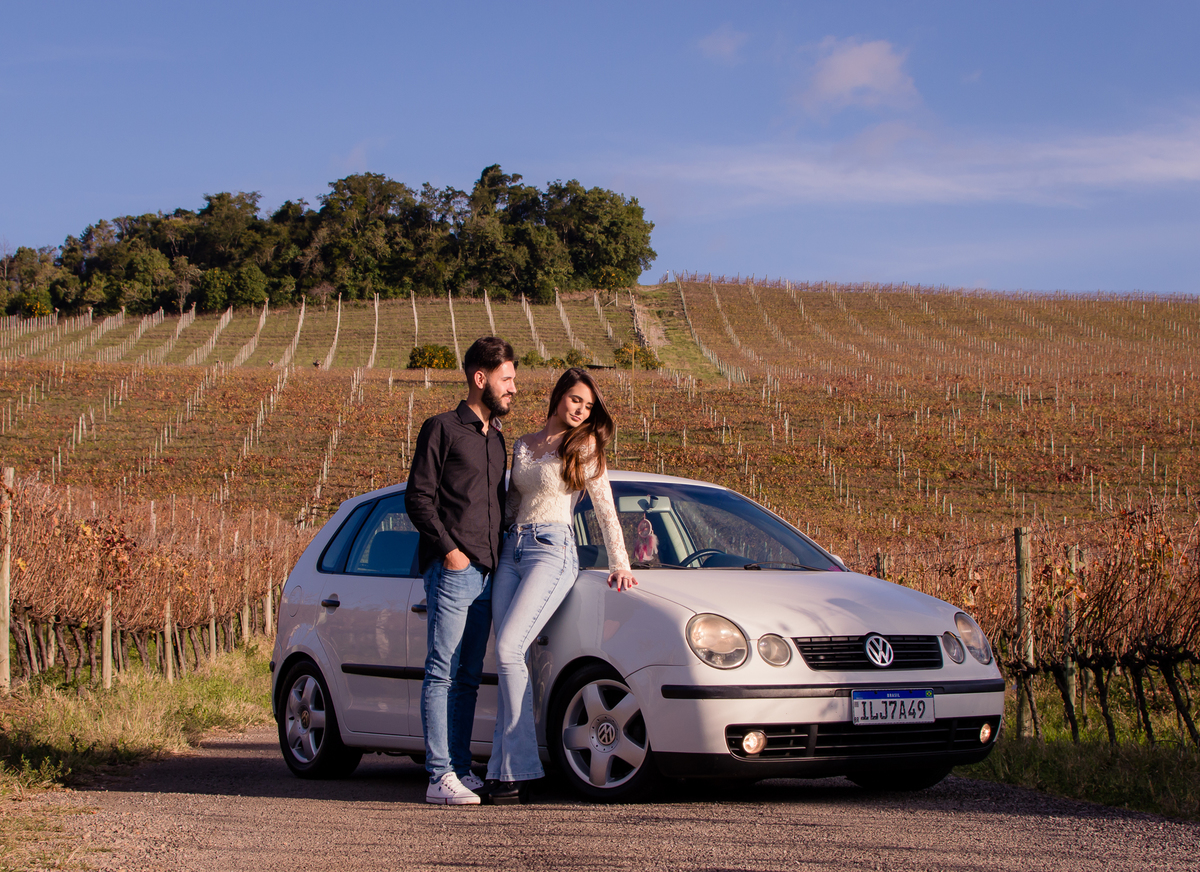 casal em ensaio fotografico com a fotografa jociane cagol com seu carro polo 