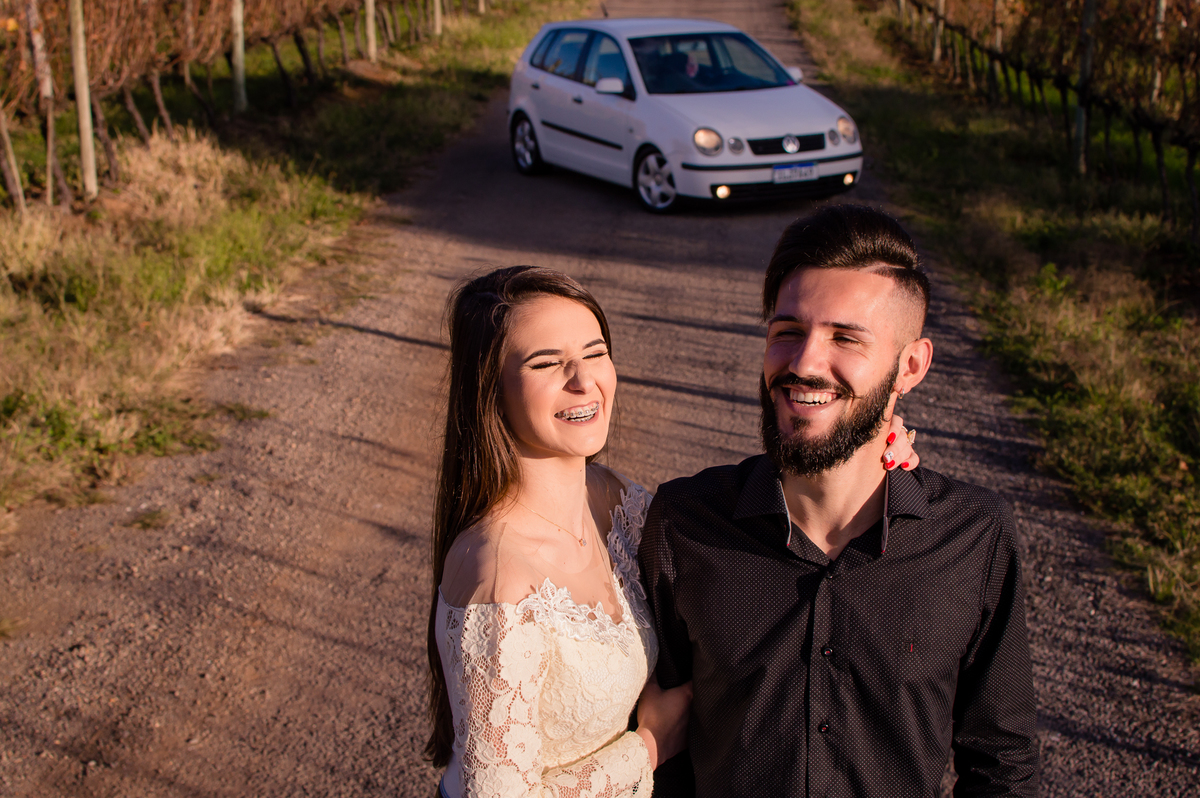 casal em ensaio fotografico com a fotografa jociane cagol com seu carro polo 