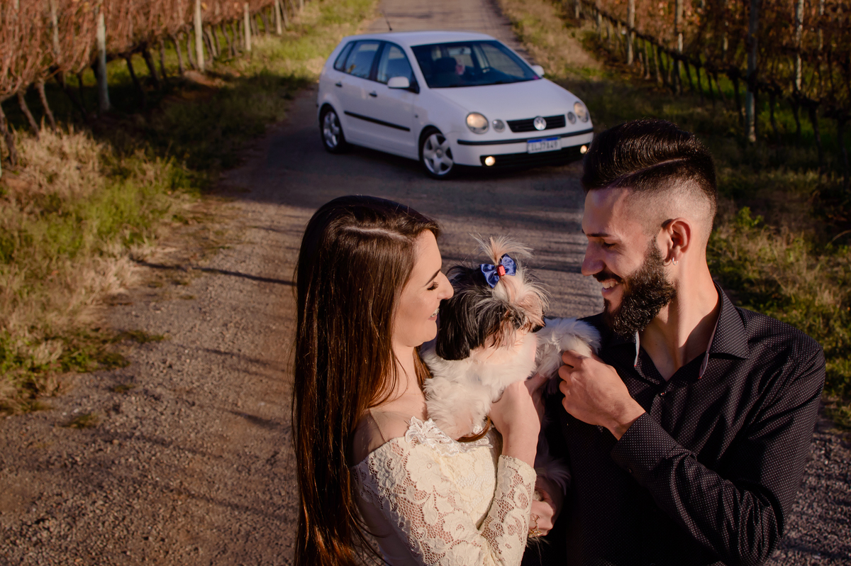 casal em ensaio fotografico com a fotografa jociane cagol  com  seu carro polo e seu pet