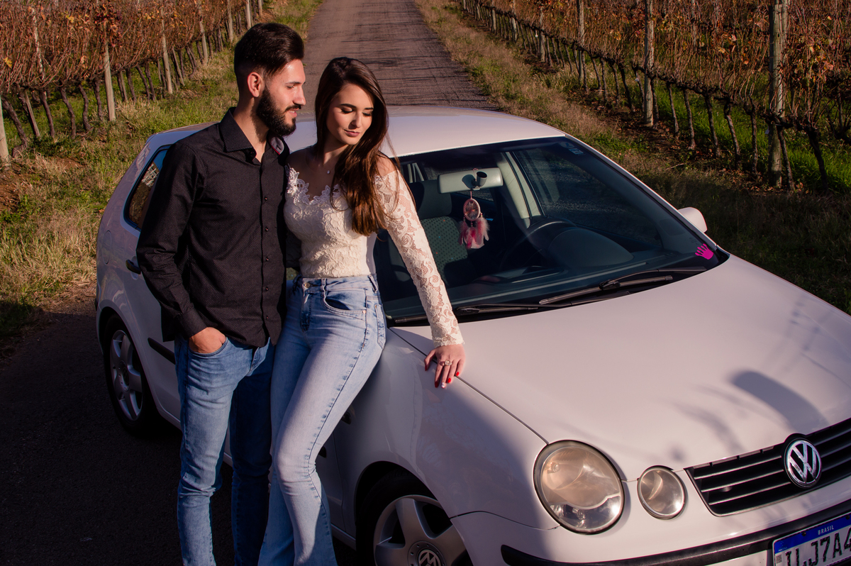 casal em ensaio fotografico com a fotografa jociane cagol casal com seu carro 
