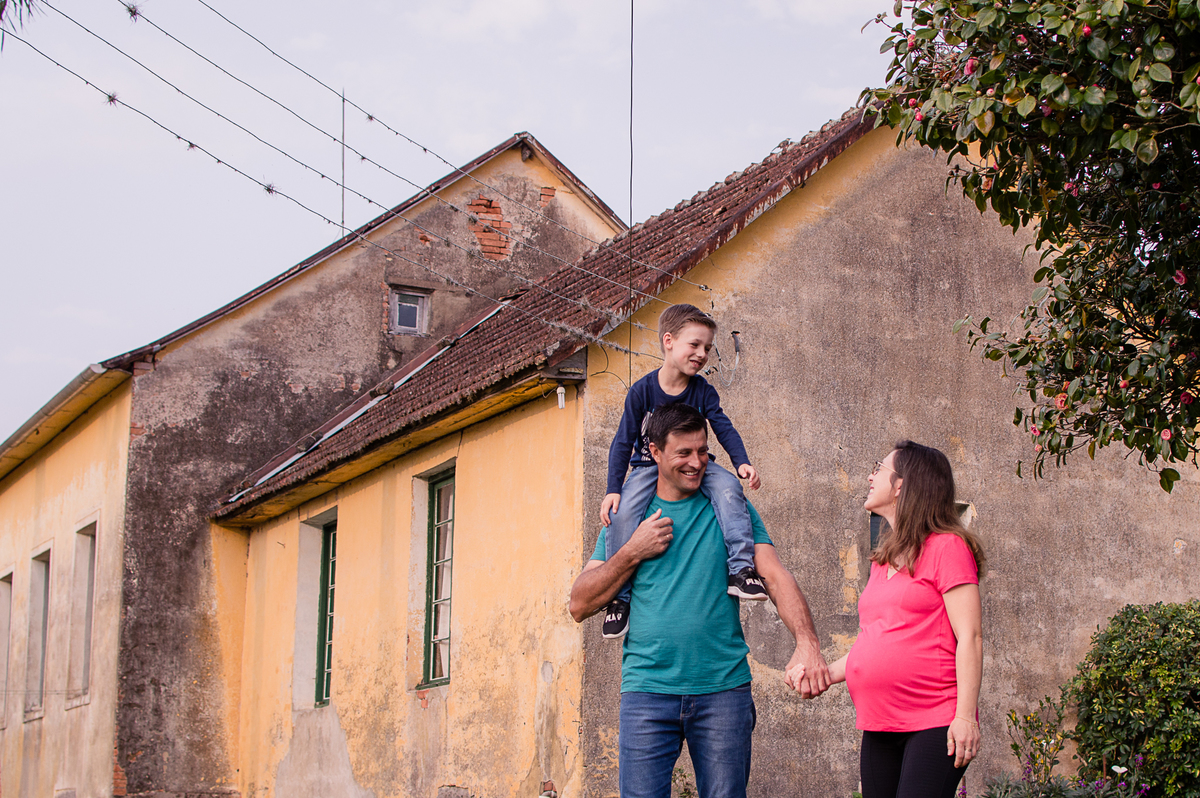pai mae e filho caminhando 