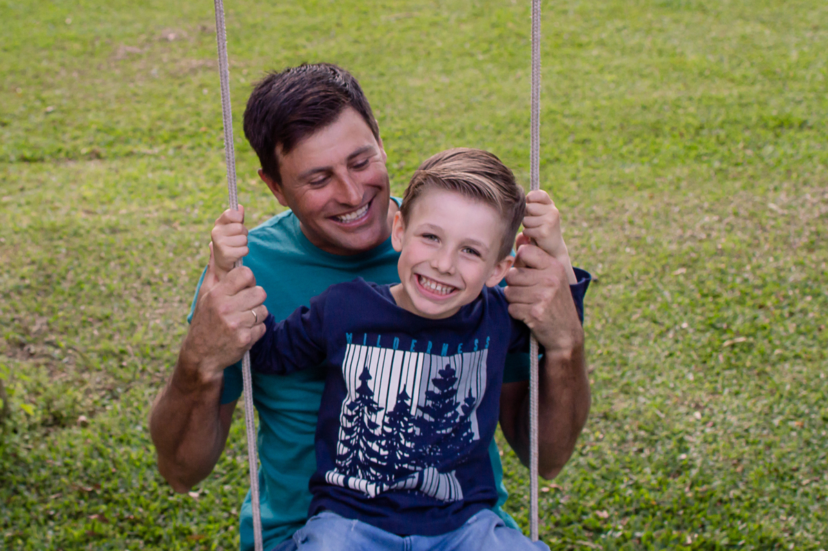 pai e filho no balanço 