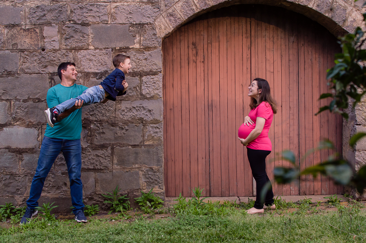pai e mae brincando com seu filho 