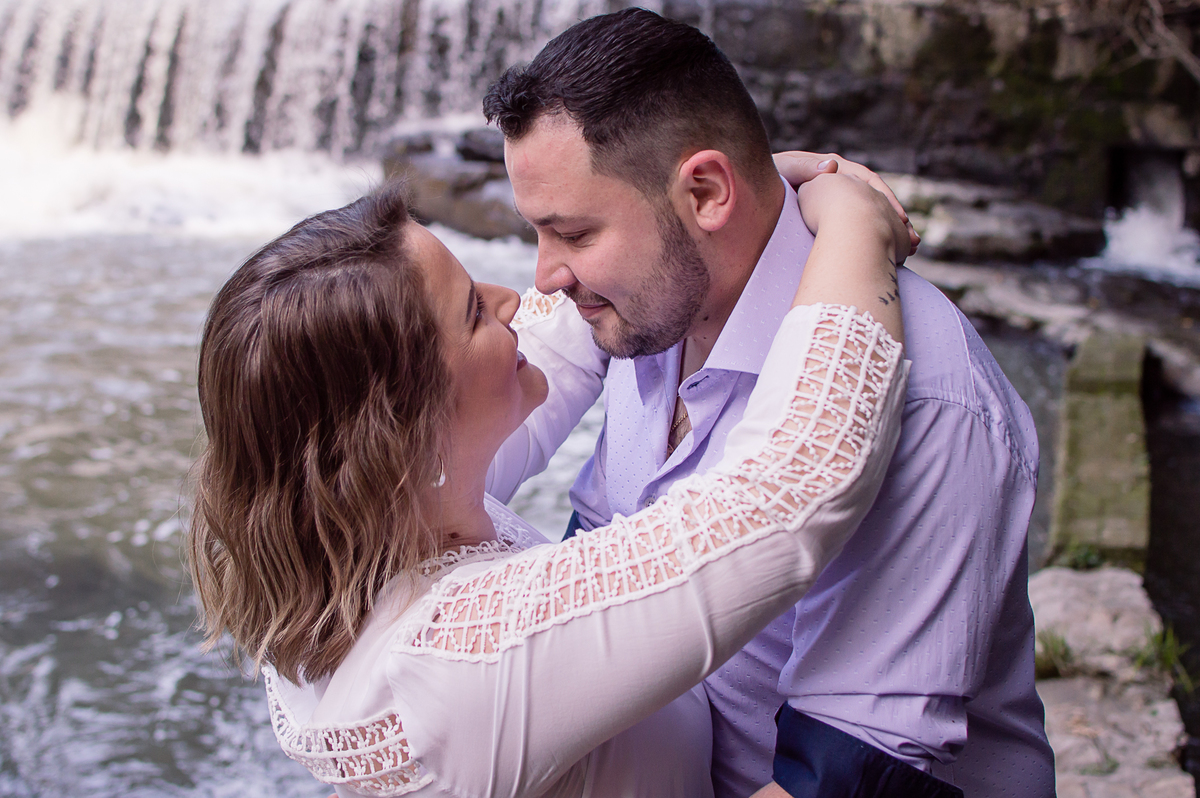 casal na cachoeira 