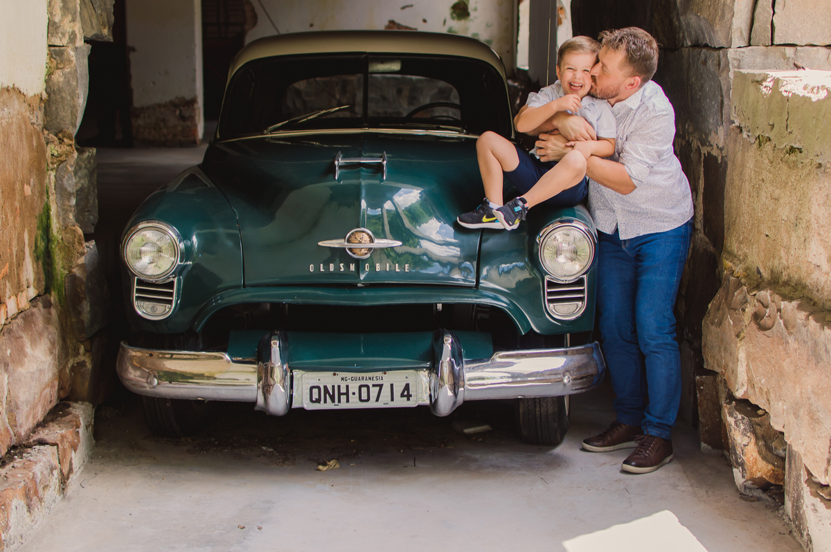 criança com o dindo no carro antigo 