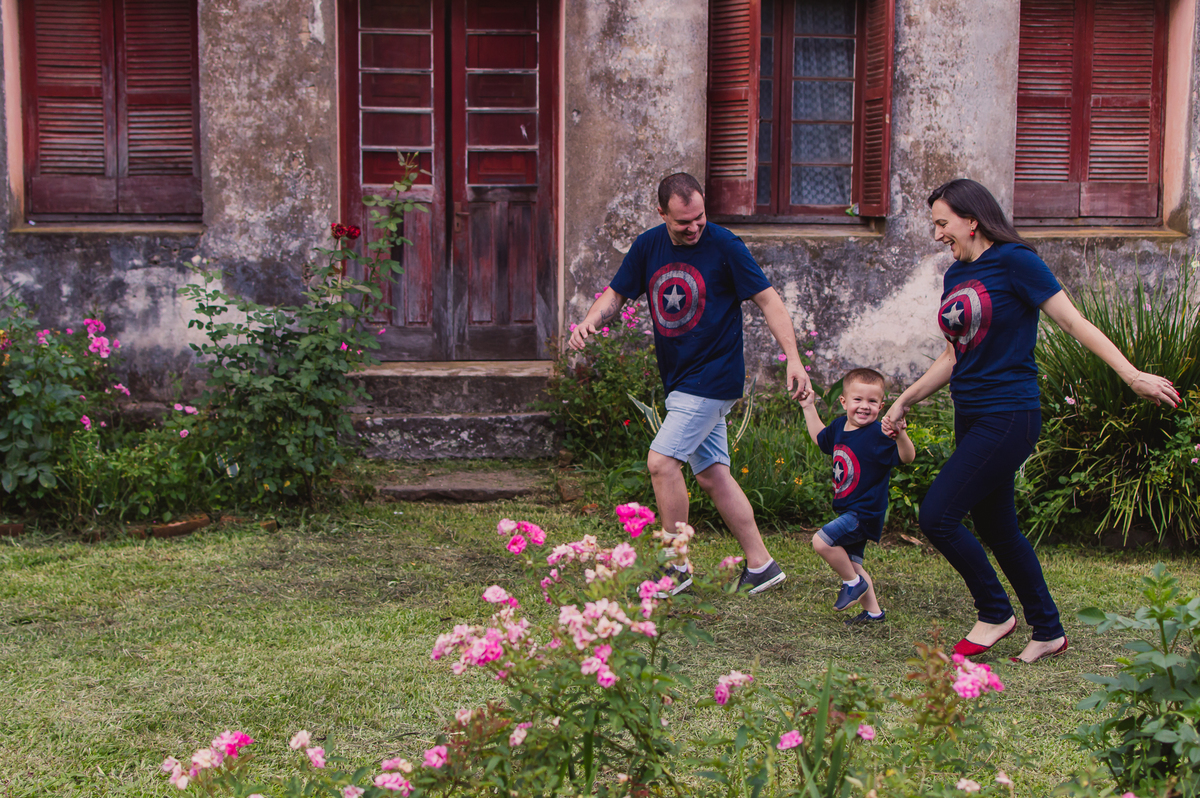 pedro brincando com sua familia em uma casa ntiga nos caminhos de pedra 
