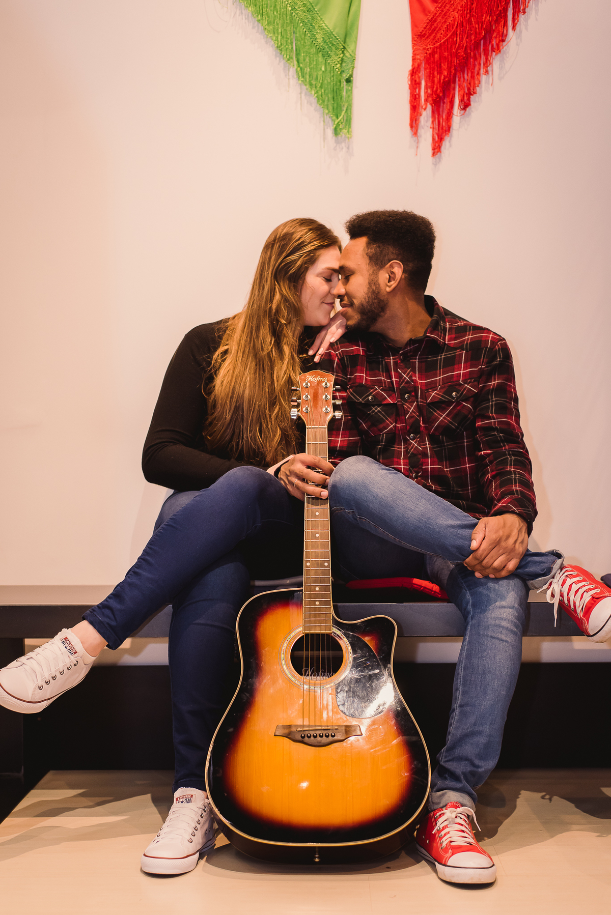 ensaio interno com violão em cafeteria 