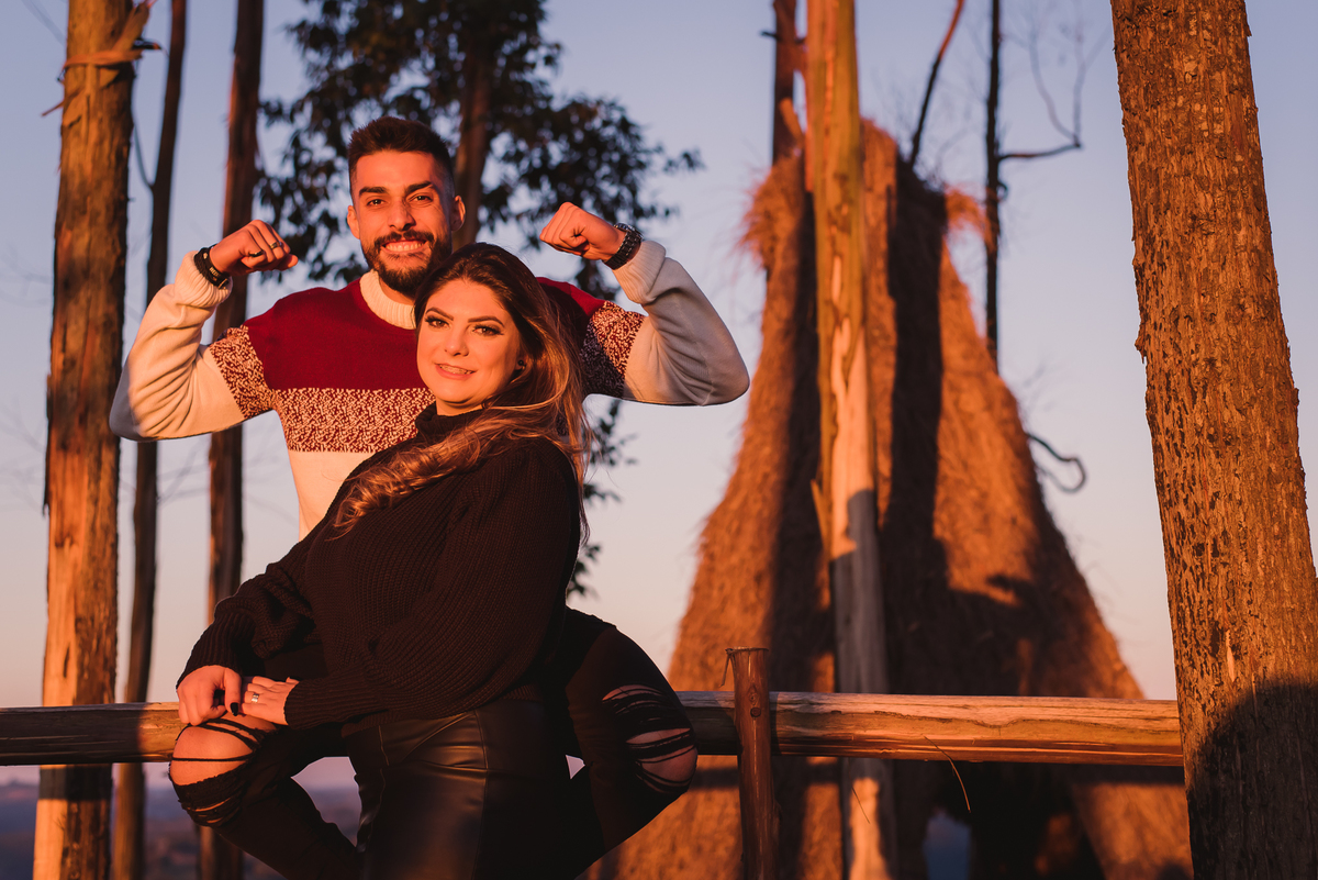casal no pico de monte claro com o por do sol 