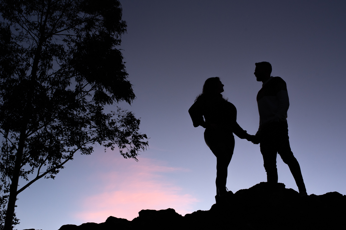 silhueta do casal no pico de monte claro 