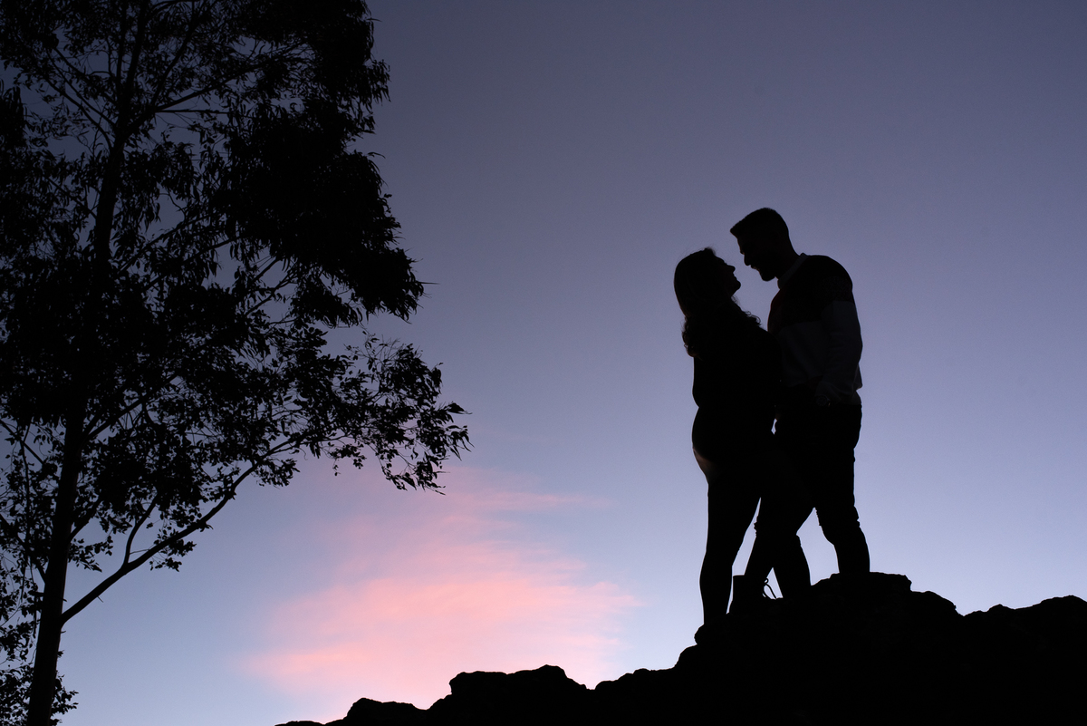 silhueta do casal de namorados na serra gaucha em veranopolis no pico de monte claro 