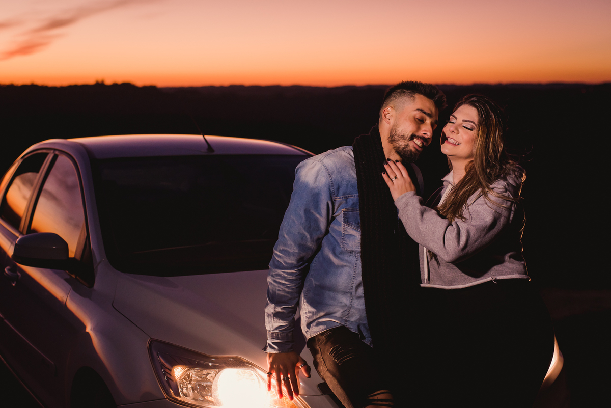foto com o carro no por do sol 