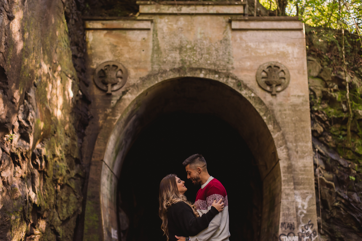 casal no tunel na serra do rio das antas 